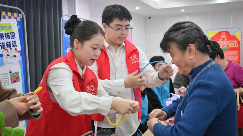 湖北大學“藝術夢工廠”走進社區 以美育人，校地共建開啟志愿服務新篇章